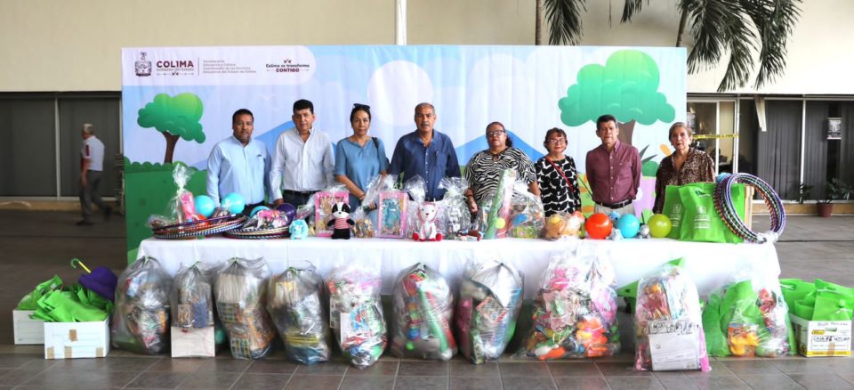 Educación Colima entrega juguetes a alumnado de familias migrantes en Tecomán