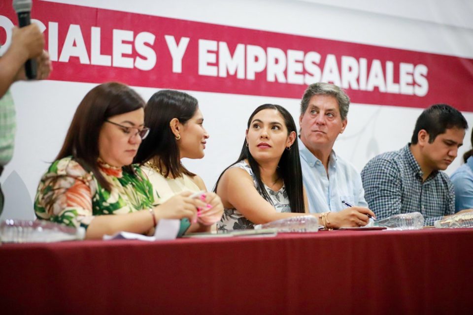 Gobernadora se reúne con líderes sociales y empresariales de Tecomán