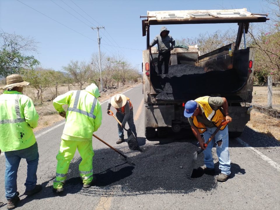 Gobierno del Estado rehabilita carreteras en Colima y Cuauhtémoc