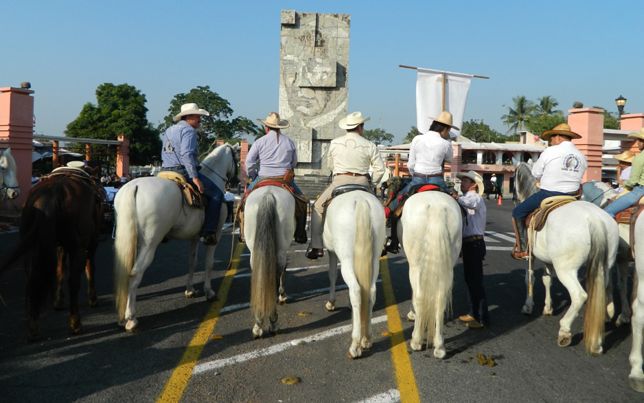 Impiden acceso a Plaza Juárez a cabalgata | El Noticiero de Manzanillo