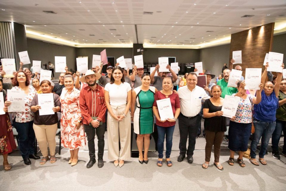 Indira e Insuvi entregaron 70 escrituras a personas beneficiarias de 5 municipios