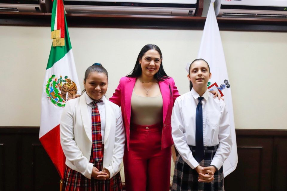 Indira recibe a Sofía Lizeth y Constanza Regina, representantes de Colima en Parlamento Nacional Infantil