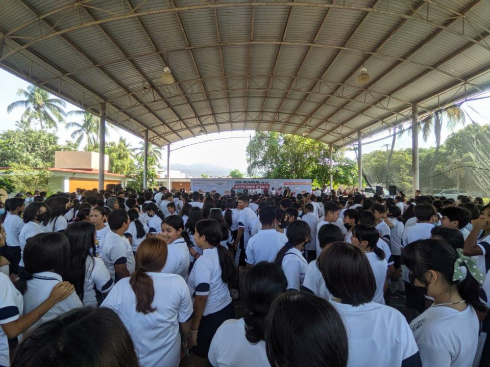 Salud aclara incidente en secundaria en Manzanillo: estudiantes sufrieron golpe de calor y se encuentran bien