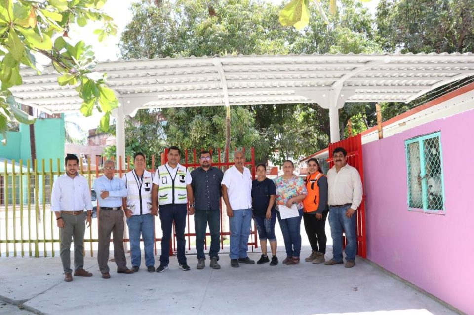 Secretario de Educación supervisa mejoramiento de planteles dañados por el sismo, en Manzanillo