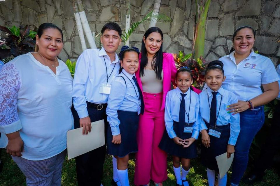 Titulares de los 3 Poderes de Colima interactúan con sus homólogos infantiles