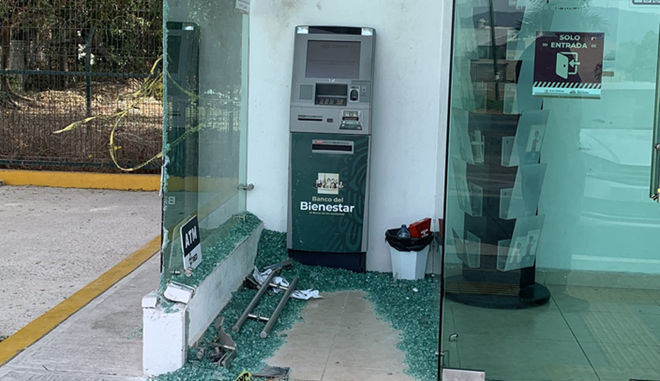 Destrozan puerta de cajero de Banco del Bienestar | El Noticiero de Manzanillo
