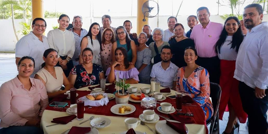 Indira reconoce el trabajo de maestros del Isenco por su día social | El Noticiero de Manzanillo