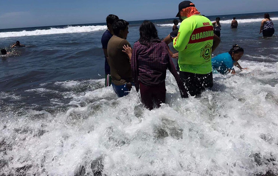 Rescatan a siete turistas en peligro de ahogarse | El Noticiero de Manzanillo