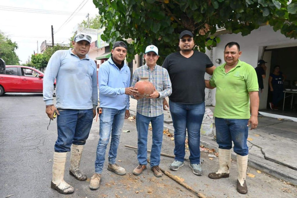 La brigada de drenajes de Ciapacov, encontraron enterrada una vasija de barro antigua | El Noticiero de Manzanillo