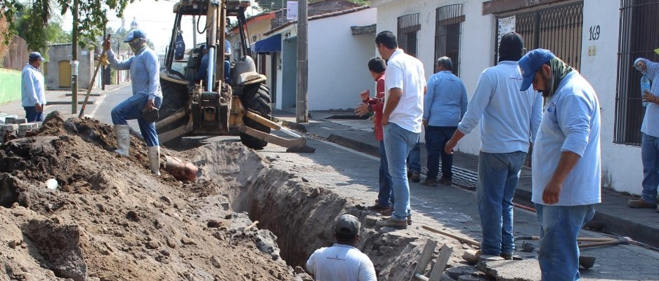 Ciapacov sustituye por etapas, red de drenaje del centro de VdeA | El Noticiero de Manzanillo