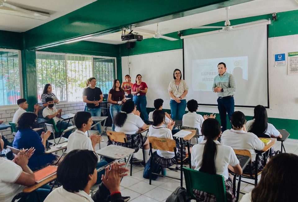 Abordan el tema de masculinidades en el Bachillerato 17 de Comala