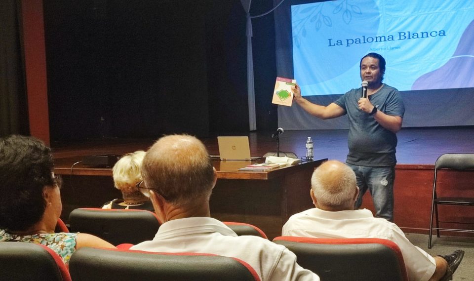 Alberto Llanes presentó su libro La Paloma Blanca, en las charlas de la ACPE y Cultura Colima