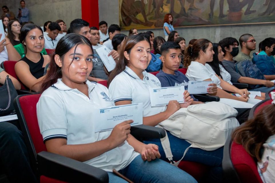 Estudiantes gestionan 171 becas para otros estudiantes