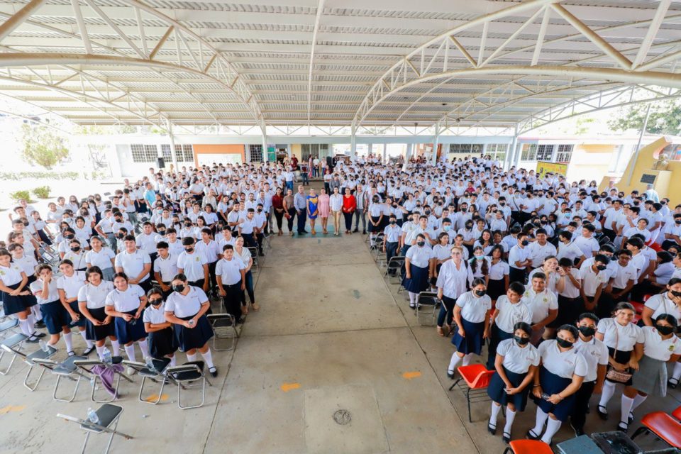 Gobernadora conversa con estudiantes de Tecomán; les motiva a luchar por sus metas