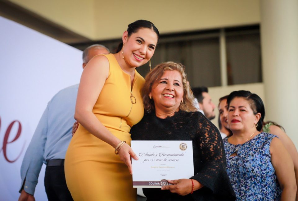 Gobernadora de Colima entrega reconocimientos a 327 maestras y maestros