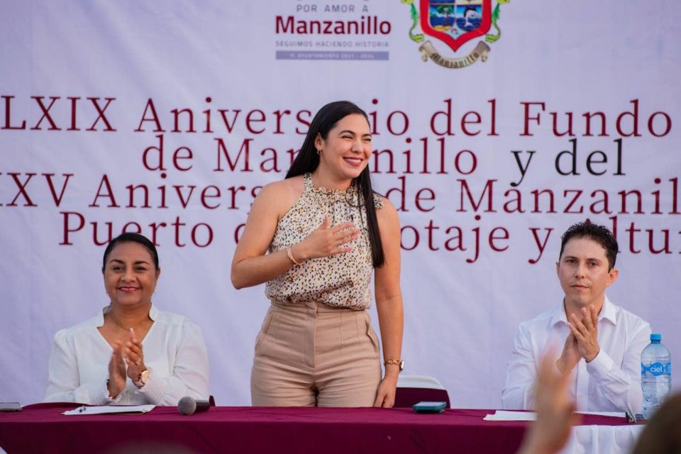 Indira reconoce a hombres y mujeres que han forjado la grandeza de Manzanillo