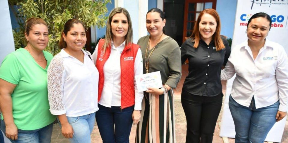 Margarita Moreno apoya a 21 escuelas para celebrar el Día de la Madre.