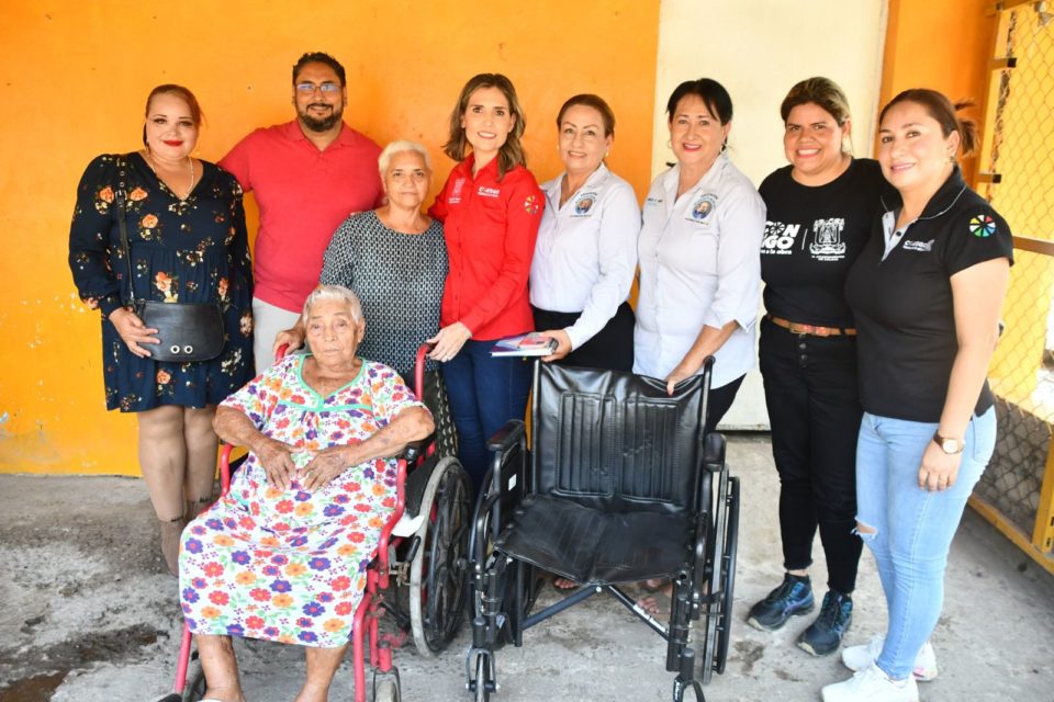 Margarita Moreno entrega cuarto y sillas de ruedas en Cardona