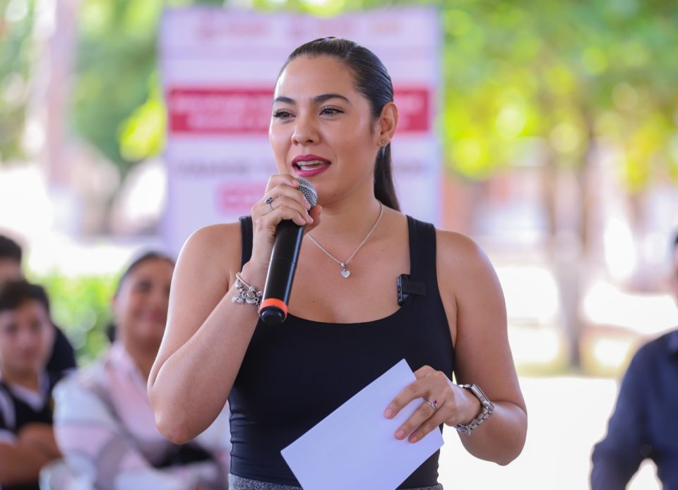 Nunca renuncien a lograr sus metas, anima Indira a estudiantes de Ixtlahuacán