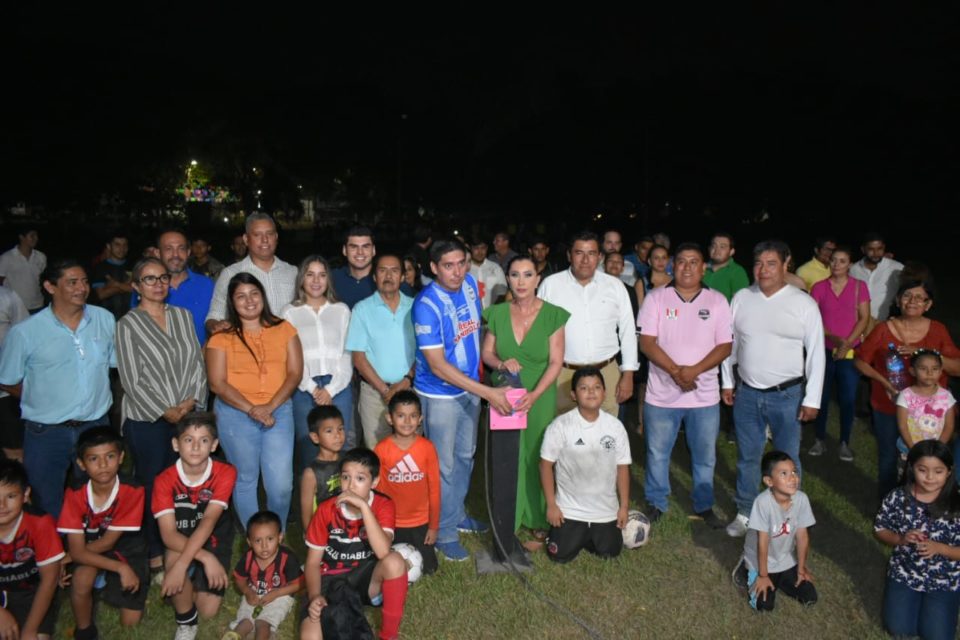 Terminan 10 años de espera, iluminan cancha del Deportivo Flamingos VdeA