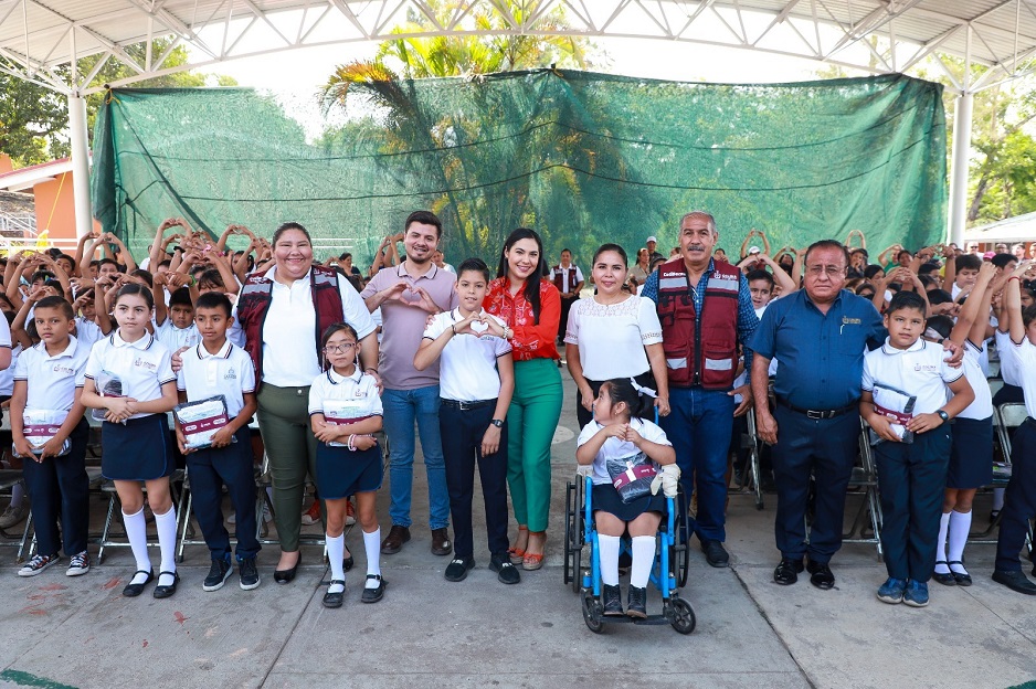 Indira entregó uniformes gratis en Cofradía de Suchitlán | El Noticiero de Manzanillo