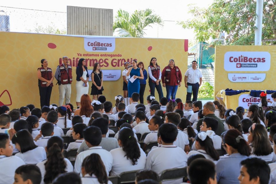 Entregan uniformes gratuitos en la primaria Flores Magón | El Noticiero de Manzanillo