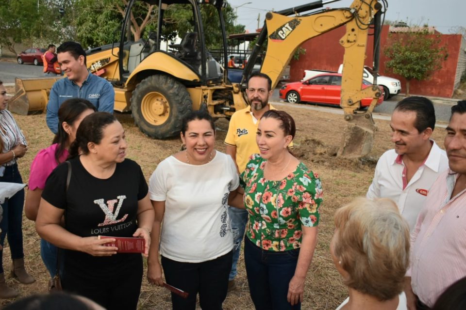 Arranca Tey Gutiérrez construcción de cancha en Higueras del Espinal