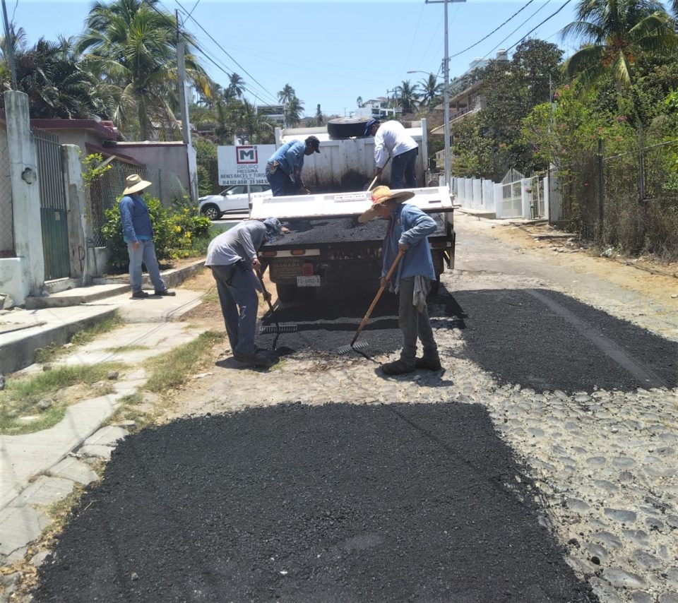 Ayuntamiento de Manzanillo, bachea calles, desazolva arroyos y mejora caminos rurales