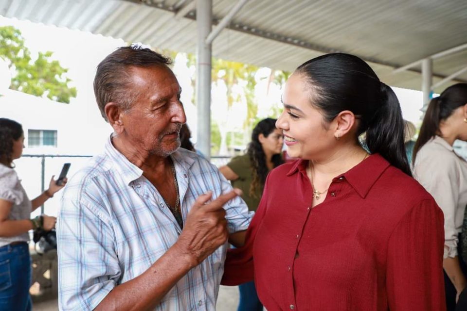 En Manzanillo, Gobernadora acompaña entrega de Fertilizantes para el Bienestar