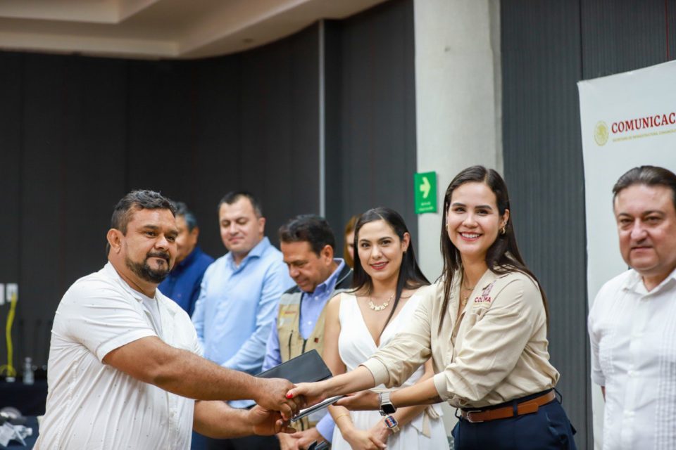 Gobernadora entrega apoyos a pescadores de diversas cooperativas de Manzanillo