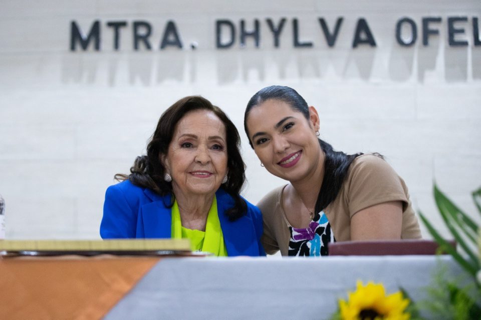 Gobernadora reconoce a maestra Dhylva Ofelia del Toro por 60 años de servicio docente