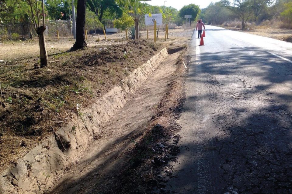 Gobierno de Colima continúa la limpieza en carreteras, ante próxima temporada de lluvias