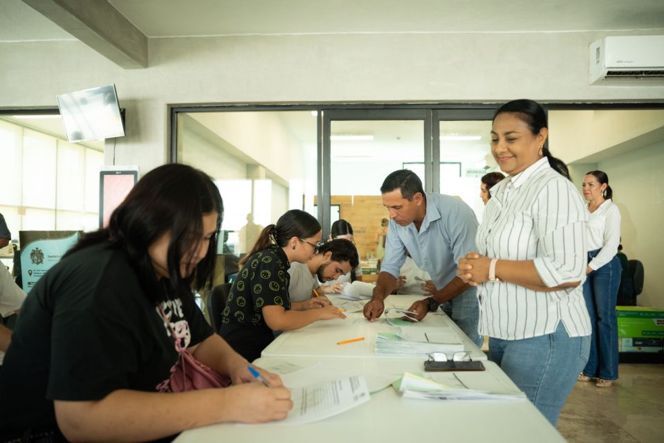 Griselda Martínez apoya a la movilidad académica, a manzanillenses destacados y fomenta el deporte