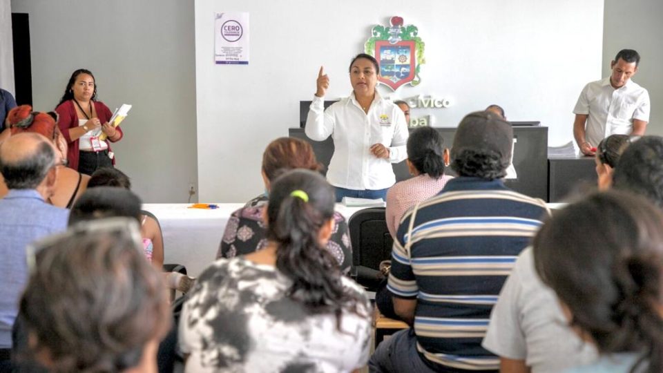 Griselda Martínez dio apoyó a 40 familias manzanillenses