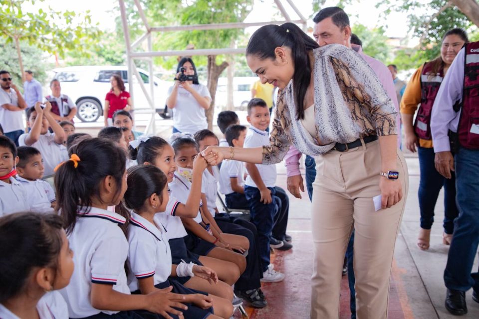 Indira entrega uniformes gratuitos en el municipio de Ixtlahuacán