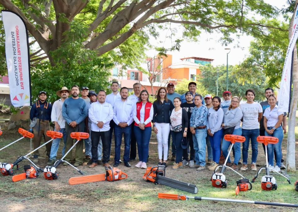 La presidenta municipal Margarita Moreno continúa con la entrega equipo para embellecimiento de jardines