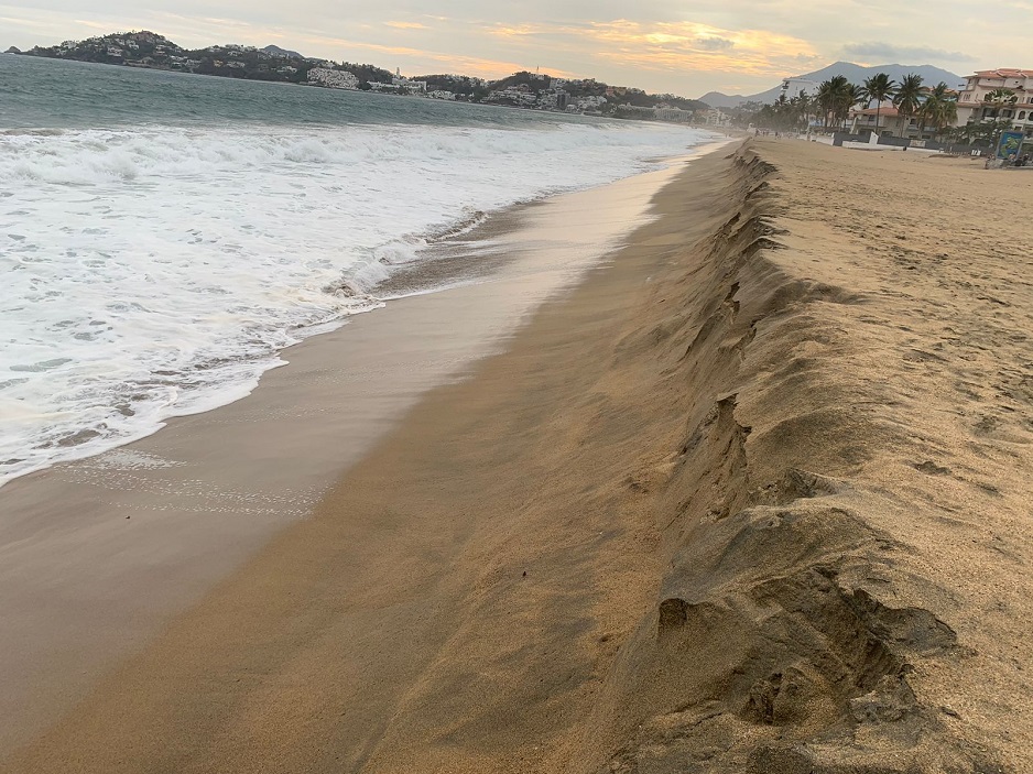Marejada se llevó toneladas de arena de playa de Manzanillo | El Noticiero de Manzanillo