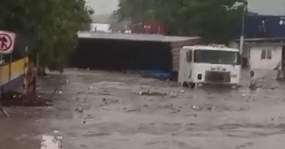 Inundación por lluvia intensa deja severas afectaciones en Manzanillo | El Noticiero de Manzanillo
