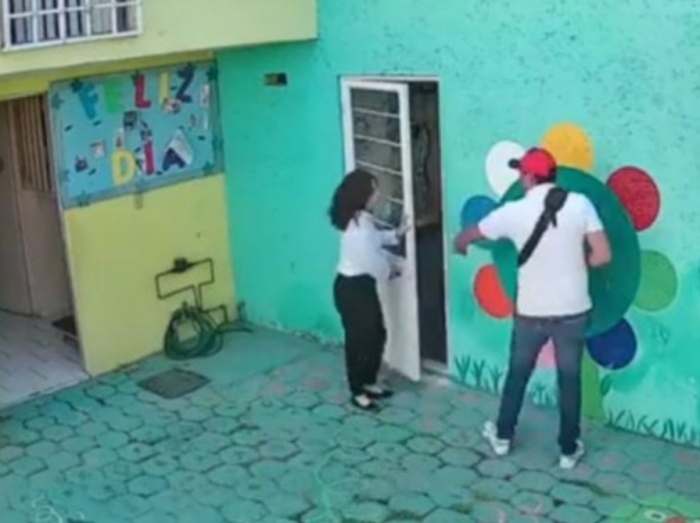 Captan en video agresión de padres de menor contra maestra de escuela en Cuautitlán Izcalli