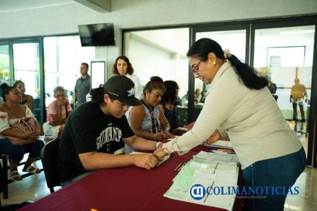 Entrega alcaldesa de Manzanillo apoyos económicos a familias en condiciones vulnerables y a estudiantes por movilidad académica