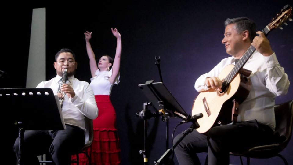 Ayuntamiento de Manzanillo llevó gran concierto de clarinete, guitarra y baile