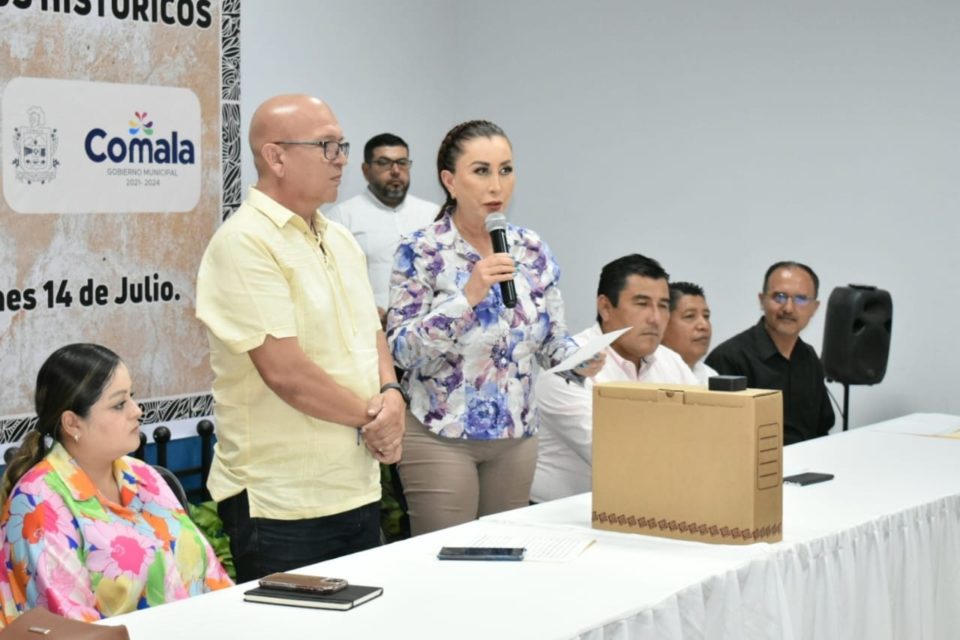 Dona VdeA a Comala más de 100 documentos históricos | El Noticiero de Manzanillo