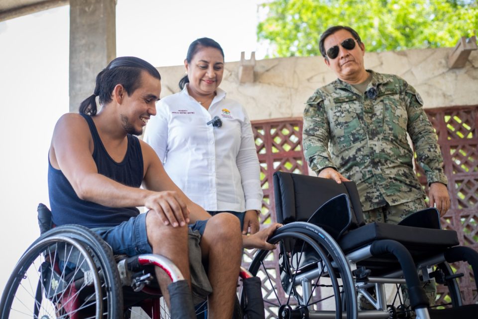 Griselda Martínez cumple su palabra y entrega silla de ruedas para baile a Hugo