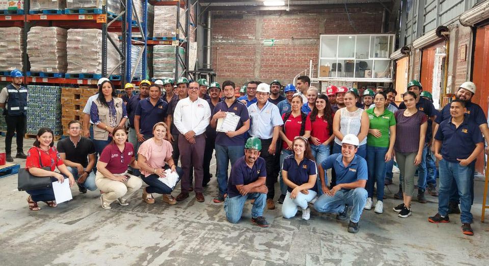 IEEA Colima transforma vidas con la educación; entrega certificados en Los Asmoles y en empresa privada