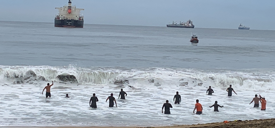 Por marejadas rescatan a 20 personas en playas de Manzanillo | El Noticiero de Manzanillo